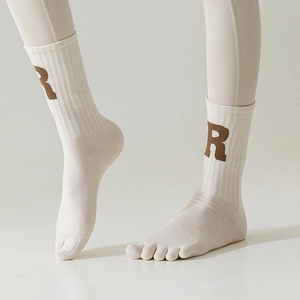 Detailansicht cremeweißer Zehensocken für Yoga mit gerippten Bündchen und braunem R