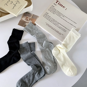 Chaussettes mi-hautes côtelées en coton en noir, gris et beige avec décor esthétique