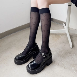 Chaussettes montantes noires transparentes à motif cœur avec des chaussures Mary Jane