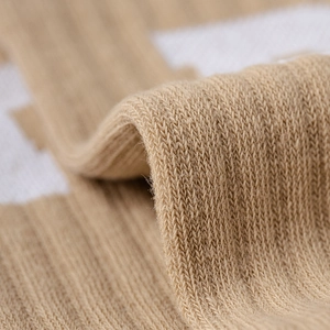 Makroaufnahme der camel und weiß gerippten Stricktextur professioneller Yoga-Socken
