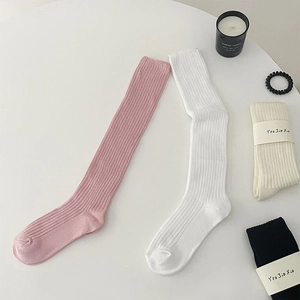 Dettaglio di calze al ginocchio a costine colorate in misto cotone premium
