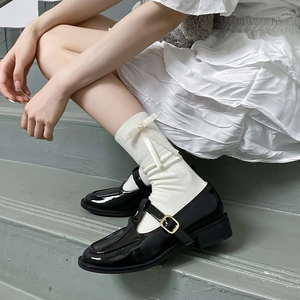 Chaussures Mary Jane noires avec chaussettes à nœud blanc et détail cœur en perle