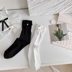 Vue détaillée de chaussettes style ballerine Lolita avec nœuds satin et cœurs perlés