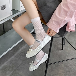 Ballerines Mary Jane en satin blanc avec nœud et chaussettes montantes à rayures