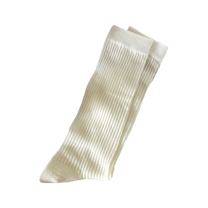 Chaussettes blanches en maille côtelée à rayures verticales fines pour un style été