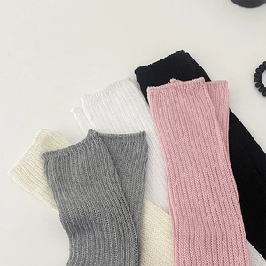 Posa piatta di calze a costine in colori bianco, rosa, grigio, nero e beige