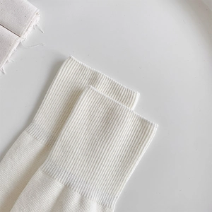 Gros plan sur le revers en tricot côtelé blanc de chaussettes hautes en coton pour fille