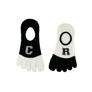 Asymmetric black and white five-finger hidden socks with collegiate letter embroidery