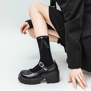Détails de chaussures Mary Jane à plateforme avec chaussettes à nœud et cœur