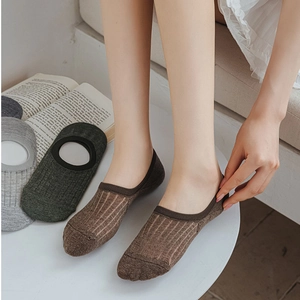 Breathable mesh invisible boat socks with vertical stripes and silicone non-slip grip