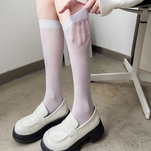 Chaussettes montantes blanches semi-transparentes à motifs cœurs et mocassins