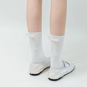 Détails de chaussettes Lolita blanches avec nœuds en satin et perles et Mary Janes