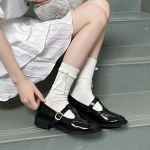 Chaussettes Lolita style ballet avec nœuds et perles cœur portées avec Mary Janes
