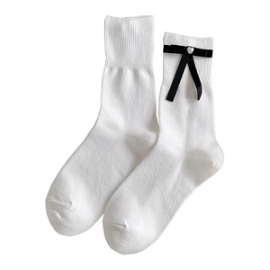 Chaussettes hautes Lolita japonaises blanches avec nœuds noirs et breloques en cœur