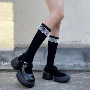 Vue détaillée des chaussettes Lolita avec dentelle, nœuds noirs et chaussures compensées