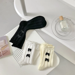 Lot de trois paires de chaussettes JK à volants avec nœuds en satin noir et blanc