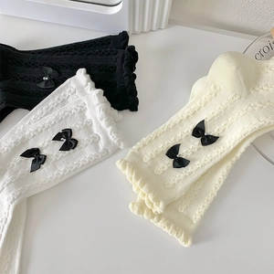 Détails des chaussettes JK avec nœuds en perles, volants et motif en maille ajourée