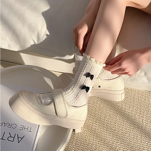 Détails de chaussures Mary Jane à semelle épaisse et chaussettes à froufrous et nœuds