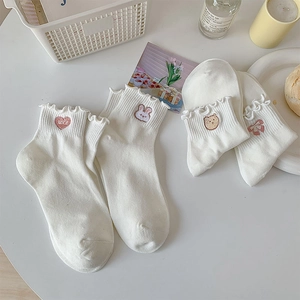 Détails de chaussettes blanches à volants avec broderies de lapin et de cœur style japonais
