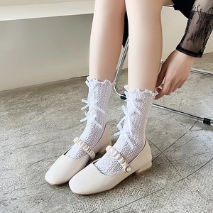 Detail von weißen Lolita-Spitzensocken mit Schleifen und Mary Jane Perlen-Schuhen