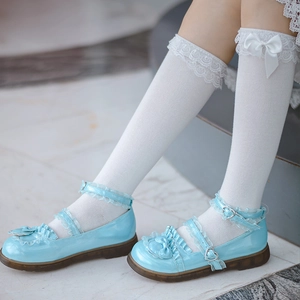 Chaussettes hautes Lolita blanches avec dentelle et nœuds assorties à des chaussures bleues