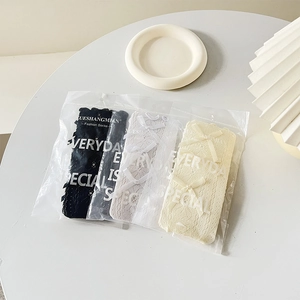 Drei Paar hohle Spitzen-Socken mit Schleifen in den Farben Schwarz, Weiß und Creme