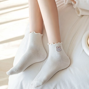 Chaussettes blanches à volants en coton avec broderie lapin au style japonais doux