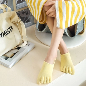 Close-up of yellow five-finger invisible socks featuring non-slip silicone and split-toe design