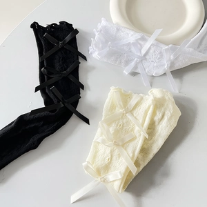 Drei Paar Spitzenstrümpfe in Schwarz, Weiß und Creme mit dekorativen Satinschleifen