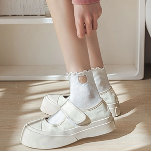 Chaussettes blanches à volants avec broderie ours et chaussures Mary Jane à plateforme
