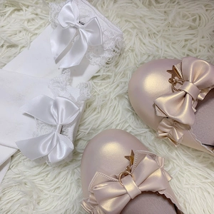 Détail de chaussettes hautes Lolita blanches avec nœuds en satin et dentelle pour femmes