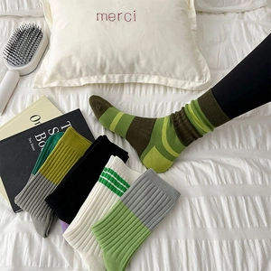 Details verschiedener gerippter Baumwollsocken in Dunkelgrün, Schwarz und Streifen