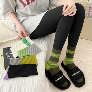 Damen-Baumwollsocken in grün gestreiften Farbkombinationen mit gerippten Bündchen