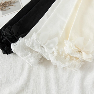 Vue détaillée des chaussettes montantes lolita avec dentelle et nœuds en satin en trois couleurs