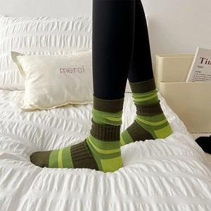 Damen Socken mit klassischen dunkel- und hellgrünen Streifen aus Baumwollmischung