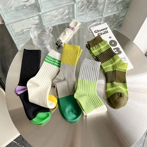 Detailansicht von fünf Paar Baumwollsocken mit verschiedenen Streifen und Rippenmuster
