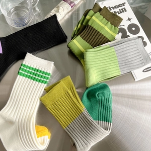 Detailaufnahme von gerippten Baumwollsocken in gestreiften und farblich abgesetzten Stilen