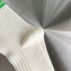 Detailansicht weißer Rippstrümpfe mit grünen Streifen und hochwertiger Stricktextur
