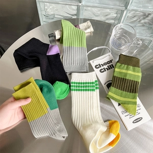 Detailansicht bunter gerippter Baumwollsocken auf einem schicken Metalltisch im Set