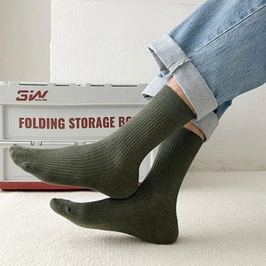 Men's dark green ribbed crew socks in minimalist cotton blend for daily business casual wear