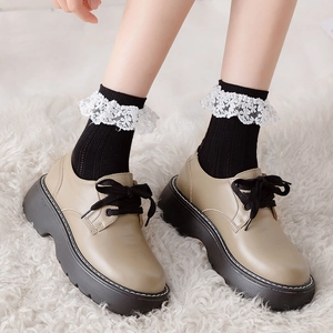 Chaussures plateforme en cuir beige pour femme avec lacets et chaussettes en dentelle