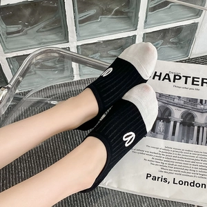 Black and white low-cut socks with camellia embroidery and silicone non-slip heel