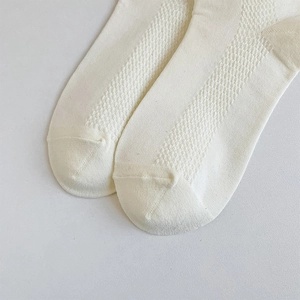 Vue détaillée de chaussettes en résille crème avec tricot respirant et coutures fines