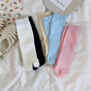 Detail of five-color ribbed split toe socks set in white, black, beige, blue and pink