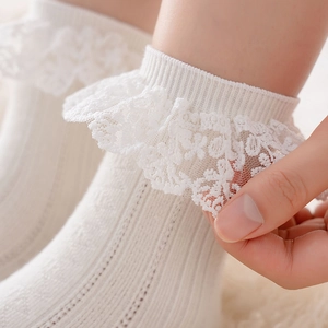 Détail de la dentelle blanche délicate et de la texture en coton côtelé des chaussettes