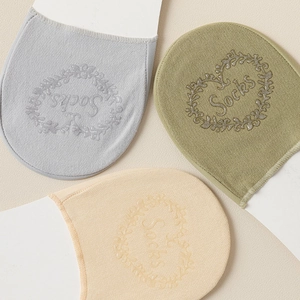 Detail of three-color half-toe socks with heart-shaped silicone non-slip soles