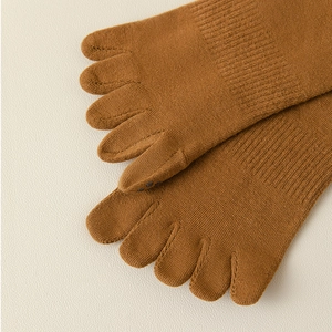 Detailed knit texture and five-finger separation design of caramel yoga socks