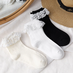 Détail de chaussettes montantes blanches et noires avec dentelle douce de style japonais