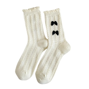 Chaussettes tricotées Lolita crème avec volants, nœuds noirs et détails perles