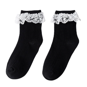 Chaussettes noires en coton style japonais avec dentelle blanche et texture côtelée